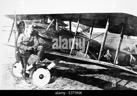 Cette photographie de la collection Larson représente Eddie Rickenbacker, as de combat de la première Guerre mondiale et récipiendaire de la médaille d'honneur. Rickenbacker était une figure clé dans les débuts de l'aviation et est devenu plus tard un pilote de voiture de course. Banque D'Images
