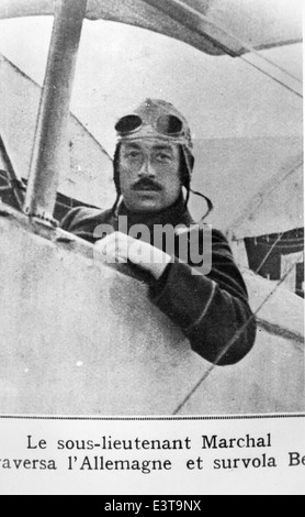 Cette photographie de la collection Larson représente Lou Larson, un personnage notable de la première Guerre mondiale. L'image fait partie d'une collection plus vaste qui documente les contributions des individus pendant la guerre, offrant un aperçu personnel de la vie des personnes impliquées dans l'aviation militaire et le combat. Banque D'Images