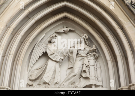 L'Annonciation. Plus de secours néo-gothique de la porte principale de la cathédrale de Saint Venceslas à Olomouc, République tchèque. Banque D'Images