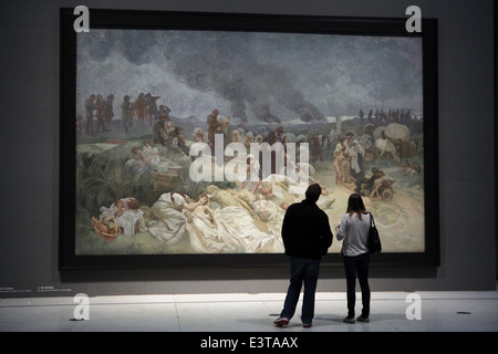 Les visiteurs regarder la peinture intitulée 'Petr Chelcicky à Vodnany' dans le 'cycle de l'Épopée Slave' par Alfons Mucha. Banque D'Images
