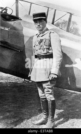 Cette image de la collection Larson représente Lou Larson, figure clé de l'aviation de la première Guerre mondiale. La photographie souligne le rôle des aviateurs individuels et leur contribution à l'aviation militaire pendant la guerre. Banque D'Images