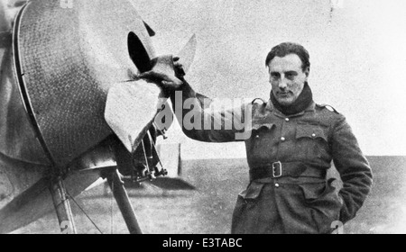 Cette photo de la collection Larson montre Jean Navarre, un célèbre as de chasse français de la première Guerre mondiale, volant pour l'Armée de l'Air. Navarre était réputé pour son talent dans le combat aérien pendant la Grande Guerre, contribuant à la victoire alliée. Banque D'Images