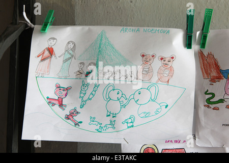 L'Arche de Noé et le déluge. Exposition de dessins religieux de l'enfant dans l'église de Saint Gorazd à Olomouc, République tchèque. Banque D'Images