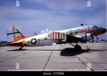 Le Douglas EC-47D, numéro de série 43-49029, était un C-47 modifié utilisé pour les contre-mesures électroniques et la reconnaissance pendant la guerre du Vietnam. L'avion était stationné à Chanute AFB et a joué un rôle essentiel dans la guerre électronique et les opérations de collecte de renseignements. Banque D'Images