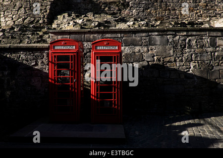 Cabines téléphoniques rouges au château d'Edimbourg en Ecosse Banque D'Images