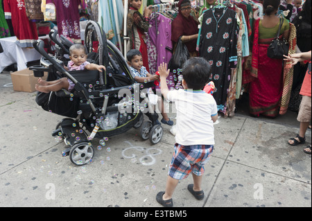 Les jeunes garçons ont bubblegun lutte à foire de rue dans 'Little Bangladesh' dans la section de Kensington Brooklyn, NY, 2014. Banque D'Images