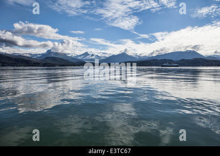 Réflexions nuage en eau calme dans le sud-est de l'Alaska, près de Juneau en été avec un ferry aller par en arrière-plan. Banque D'Images