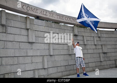 28 Juin, 2014 Stirling. "Ici se trouve notre Terre' Paul Brown forme Saltaire à la Rotonde, bataille de Bannockburn re-enactment site. Des milliers de personnes se sont avérés pour un week-end de reconstitutions historiques et de récréations. La bataille fut une victoire écossaise dans la Première Guerre d'indépendance écossaise. Le Château de Stirling, Écosse une forteresse royale, occupée par les Anglais, a été assiégée par l'armée écossaise. Édouard II d'Angleterre a réuni une vigueur qui n'a pas réussi à l'éliminer, et son armée a été défaite dans la bataille par une plus petite armée commandée par Robert the Bruce de l'Ecosse. Banque D'Images