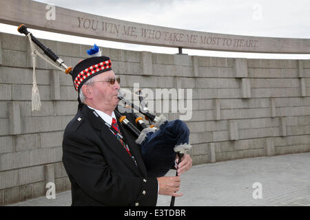 Scottish piper à Stirling, Royaume-Uni. 28 Juin, 2014. M. Iain Willox, Scottish piper à la Rotonde, bataille de Bannockburn re-enactment site. Des milliers de personnes se sont avérés pour un week-end de reconstitutions historiques et de récréations. La bataille fut une victoire écossaise dans la Première Guerre d'indépendance écossaise. Le Château de Stirling, Écosse une forteresse royale, occupée par les Anglais, a été assiégée par l'armée écossaise. Édouard II d'Angleterre a réuni une vigueur qui n'a pas réussi à l'éliminer, et son armée a été défaite dans la bataille par une plus petite armée commandée par Robert the Bruce de l'Ecosse. Banque D'Images