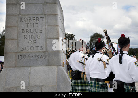 Stirling, Royaume-Uni. 28 Juin, 2014. Robert le Bruce King of Scots plinth à la bataille de Bannockburn re-enactment. Des milliers de personnes se sont avérés pour un week-end de reconstitutions historiques et de récréations. La bataille fut une victoire écossaise dans la Première Guerre d'indépendance écossaise. Le Château de Stirling, Écosse une forteresse royale, occupée par les Anglais, a été assiégée par l'armée écossaise. Édouard II d'Angleterre a réuni une vigueur qui n'a pas réussi à l'éliminer, et son armée a été défaite dans la bataille par une plus petite armée commandée par Robert the Bruce de l'Ecosse. Banque D'Images