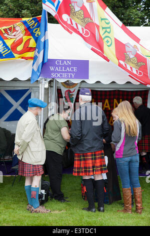 Stirling, Royaume-Uni. 28 Juin, 2014. La société Clan Wallace rassemblement à la bataille de Bannockburn re-enactment. Des milliers de personnes se sont avérés pour un week-end de reconstitutions historiques et de récréations. La bataille fut une victoire écossaise dans la Première Guerre d'indépendance écossaise. Le Château de Stirling, Écosse une forteresse royale, occupée par les Anglais, a été assiégée par l'armée écossaise. Édouard II d'Angleterre a réuni une vigueur qui n'a pas réussi à l'éliminer, et son armée a été défaite dans la bataille par une plus petite armée commandée par Robert the Bruce de l'Ecosse. Banque D'Images