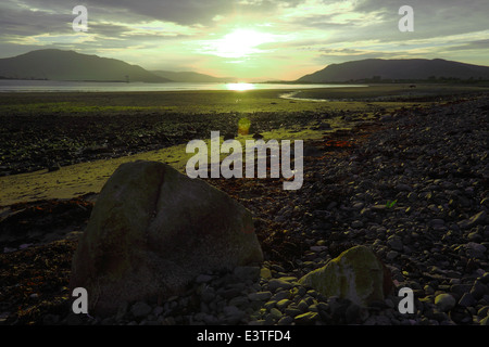 Coucher de soleil sur Carlingford Lough en regardant de Cranfield Beach vers Carlingford, County Down, Irlande du Nord Banque D'Images