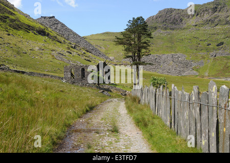 Ancienne voie vers Rhosydd mineurs Cwmorthin Valley Blaenau Ffestiniog Chapelle Gwynedd Banque D'Images