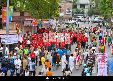 Ahmedabad, Gujarat, Inde. 29 Juin, 2014. Seigneur Jagannath Rath Yatra le 137e commence à Ahmedabad, Rath Yatra ou char festival est célébré par les Hindous sur le deuxième jour de Paksha c Alès dans le mois d'Ashadh. Credit : Nisarg Lakhmani/Alamy Live News Banque D'Images