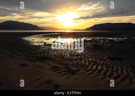 Coucher de soleil sur Carlingford Lough en regardant de Cranfield Beach vers Carlingford, County Down, Irlande du Nord Banque D'Images