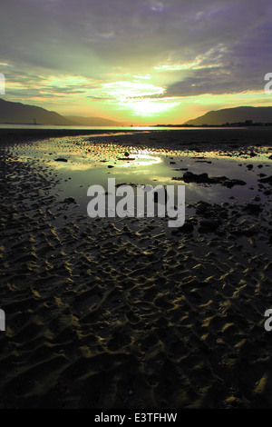 Coucher de soleil sur Carlingford Lough en regardant de Cranfield Beach vers Carlingford, County Down, Irlande du Nord Banque D'Images