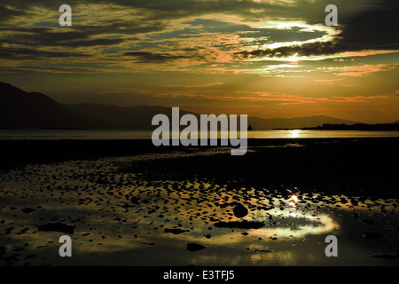 Coucher de soleil sur Carlingford Lough en regardant de Cranfield Beach vers Carlingford, County Down, Irlande du Nord Banque D'Images