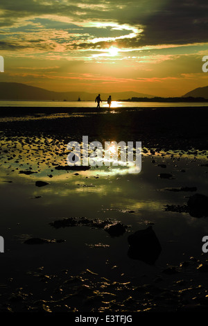 Coucher de soleil sur Carlingford Lough en regardant de Cranfield Beach vers Carlingford, County Down, Irlande du Nord Banque D'Images