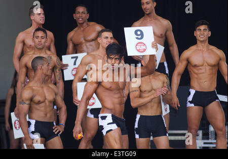 Toronto, Canada. 28 Juin, 2014. Les participants posent sur scène lors de la Toronto 2014 Miss Bikini et M. Chin Chin Bikini Contest à Toronto, Canada, le 28 juin 2014. 28-year-old Jennifer Thiessen a remporté le titre de Miss Bikini 2014 Toronto, et 22 ans, Tyler Johnston a remporté le titre de l'année 2014 Toronto M. Bikini ici samedi. © Zou Zheng/Xinhua/Alamy Live News Banque D'Images