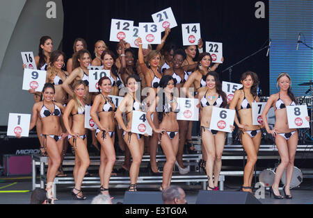 Toronto, Canada. 28 Juin, 2014. Les participants posent sur scène lors de la Toronto 2014 Miss Bikini et M. Chin Chin Bikini Contest à Toronto, Canada, le 28 juin 2014. 28-year-old Jennifer Thiessen a remporté le titre de Miss Bikini 2014 Toronto, et 22 ans, Tyler Johnston a remporté le titre de l'année 2014 Toronto M. Bikini ici samedi. © Zou Zheng/Xinhua/Alamy Live News Banque D'Images