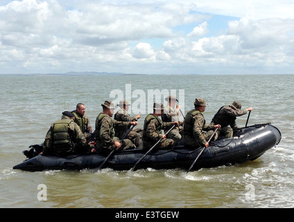 Les Marines américains et les marins roumains conduite beach au cours des exercices d'entraînement de reconnaissance le 18 juin 2014 en Roumanie. Banque D'Images