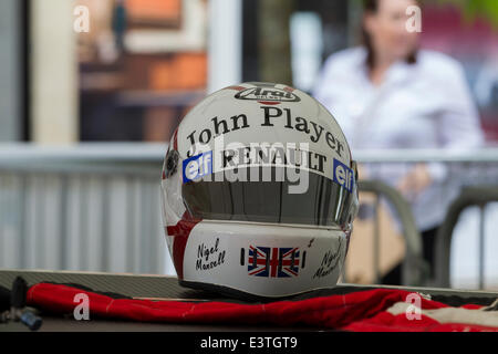 Northampton, Royaume-Uni. 29 Juin, 2014. La ville célèbre 50 années de Le Grand Prix de Grande-Bretagne à Silverstone. La formule 1 fans profitez d'activités ayant lieu en Abington Street et de la place du marché entre 10h00 à 16h00, y compris les défis pit stop, simulateurs, F1 Cars sur l'affichage. Aga Mercedes Petronas F1 Team s'affichent dans la place du marché. L'un de Nigel Mansell de casques sur l'écran. Credit : Keith J Smith./Alamy Live News Banque D'Images