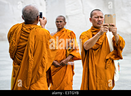 Les moines bouddhistes thaïlandais prendre téléphone appareil photo photos de leur visite à la Martin Luther King Jr. le 19 juin 2014 Memorial à Washington, D.C. Banque D'Images