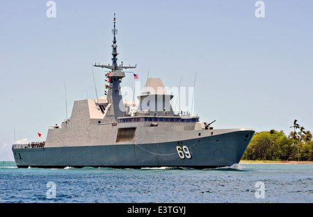 République de Singapour de classe formidable polyvalence frégate furtive RSS Intrepid transits dans Harbor-Hickam Pearl d'une base commune pour l'exercice Rim of the Pacific 24 juin 2014 à Honolulu, Hawaï. Banque D'Images