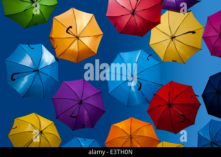 Parasols colorés contre un ciel bleu à Belgrade, Serbie Banque D'Images