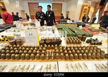 Bangkok, Thaïlande. 29 Juin, 2014. Les officiers militaires thaïlandais examiner les armes saisies au cours de raids du 22 mai au 25 juin lors d'une conférence de presse à Bangkok, Thaïlande, le 29 juin 2014. Depuis le coup d'État le 22 mai, l'armée a mené une campagne de répression contre les crimes commis dans le cadre de ce que le général commandant de l'armée Prayuth Chan-ocha décrit comme une morale pour une société thaïlandaise. © Sageamsak Rachen/Xinhua/Alamy Live News Banque D'Images