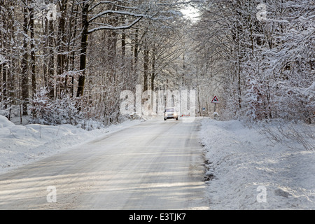 Route en hiver, Schleswig Holstein, Allemagne Banque D'Images