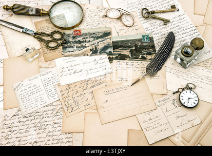 Vieux français manuscrites, lettres et cartes postales vintage accessoires de bureau papier fond nostalgique. Banque D'Images