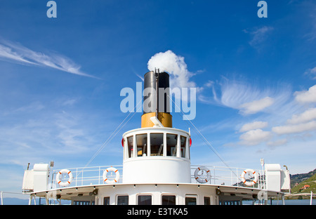 Bateau à vapeur d'époque près de la jetée sur le lac Léman (Suisse) Banque D'Images