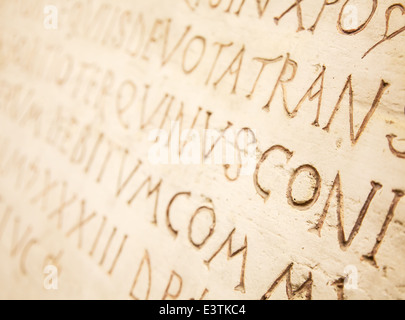 L'écriture latine pré-chrétienne sur la pierre tombale sculptée Banque D'Images