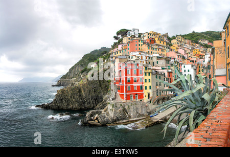 Riomaggiore village de pêcheurs, est l'un des cinq villages colorés de célèbres Cinque Terre en Italie. Banque D'Images