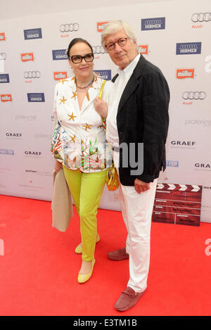 Munich, Allemagne. 28 Juin, 2014. L'acteur Christian Wolff et sa femme Marina arrivent pour le Director's Cut Audi à l'occasion de l'événement de l'Filmfest München International film festival à Munich, Allemagne, 28 juin 2014. Le 'Directeur's Cut' est une réunion de l'élite du cinéma allemand d'échanger des idées et de permettre à l'auditoire un aperçu de leurs nouveaux projets. Photo : Tobias HASE/dpa/Alamy Live News Banque D'Images