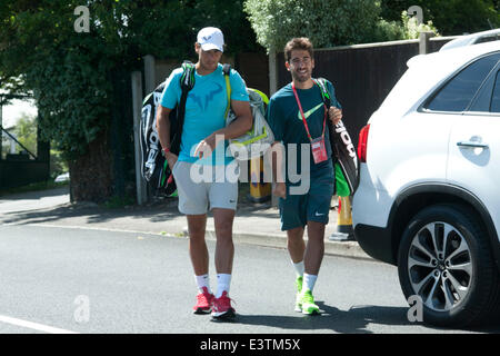 Wimbledon Londres, Royaume-Uni. 29 juin 2014. Rafael Nadal arrive pour la pratique du tennis sur milieu dimanche avec Marc Lopez au All England Club Crédit : amer ghazzal/Alamy Live News Banque D'Images