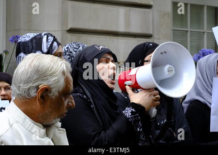 Londres, Royaume-Uni. 29 Juin, 2014. Les manifestants se sont réunis avec des bannières musulmane pour "tous les humains contre le terrorisme" à l'extérieur de l'ambassade saoudienne. Ils croient que les Saoudiens financent le terrorisme et protestent contre l'extrémisme musulman. Megawhat Crédit : Rachel/Alamy Live News Banque D'Images