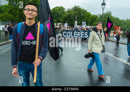 Paris, France, défilé de la fierté LGBT en France, Act Up, militants du SIDA tenant des bannières et des panneaux de protestation, travail bénévole, t-shirt slogan, travail bénévole d'ONG homme gay sur la marche dans la rue, défilé du vih Banque D'Images