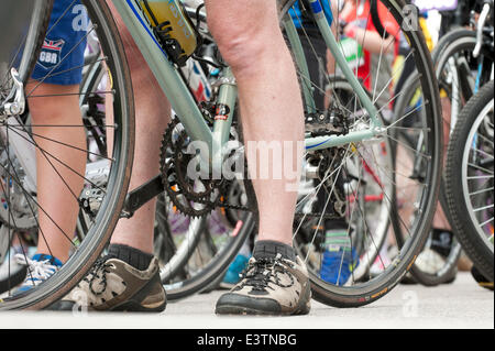 Manchester, UK. 29 juin 2014. Des milliers de participants prennent part à la grande participation de masse Cycle Manchester, épreuve cycliste qui se déroule chaque année dans la ville. Le cycliste commencent à partir de la ville de Manchester Etihad Stadium, domicile du club de football Manchester City Crédit : Russell Hart/Alamy Live News. Banque D'Images