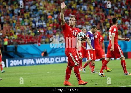 Manaus, Brésil. 25 Juin, 2014. Suisse Xherdan Shaqiri salue la foule tenant le ballon après avoir marqué un hat trick lors de la Groupe E match entre le Honduras et la Suisse de la Coupe du Monde FIFA 2014 à l'Arena stade de l'Amazonie à Manaus, Brésil, le 25 juin 2014. La Suisse a gagné 3-0 sur le Honduras mercredi. © Plus Sport Action/Alamy Live News Banque D'Images