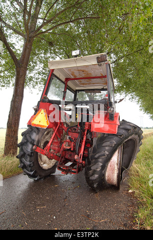 Vieux tracteur a perdu son pneu arrière Banque D'Images