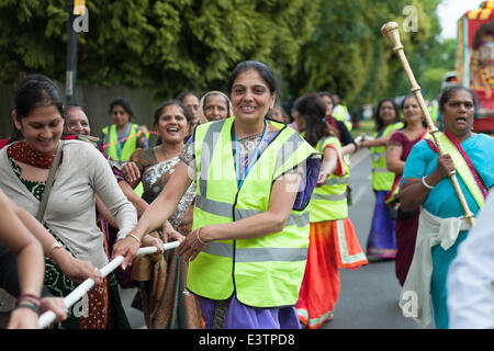 Harrow, Londres, Royaume-Uni. 29 juin 2014. Deux chars ont été tirés à travers les rues de Queensbury Park pour le Shri Swaminarayan Temple à Stanmore, au nord de Londres, par des centaines de fidèles. Rath Yatra est une célébration où Lord Jagannath est assis dans un char céleste (Rath) et prises par la ville de Jagannath Puri. Credit : Lee Thomas/Alamy Live News Banque D'Images