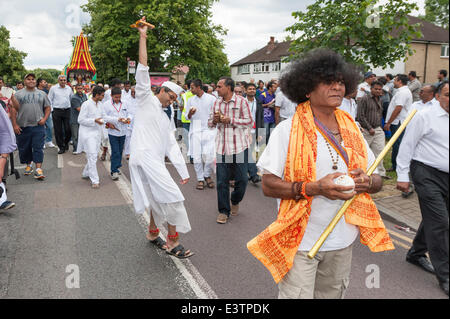 Harrow, Londres, Royaume-Uni. 29 juin 2014. Deux chars ont été tirés à travers les rues de Queensbury Park pour le Shri Swaminarayan Temple à Stanmore, au nord de Londres, par des centaines de fidèles. Rath Yatra est une célébration où Lord Jagannath est assis dans un char céleste (Rath) et prises par la ville de Jagannath Puri. Credit : Lee Thomas/Alamy Live News Banque D'Images