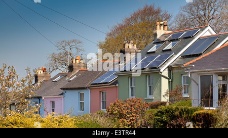 Les panneaux solaires installés sur le toit des chalets anciens, Devon, UK Banque D'Images