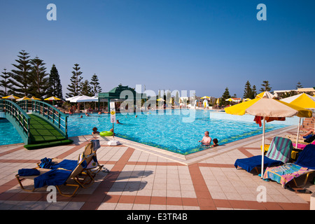 Les gens en vacances en profitant du soleil dans et autour de la piscine de l'hôtel Iberostar Creta Marine Panormo Crète Banque D'Images