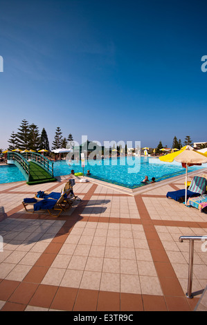 Les gens en vacances en profitant du soleil dans et autour de la piscine de l'hôtel Iberostar Creta Marine Panormo Crète Banque D'Images