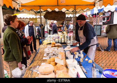 Blocage de fromage au marché fermier de Stroud dans le Gloucestershire, Royaume-Uni Banque D'Images