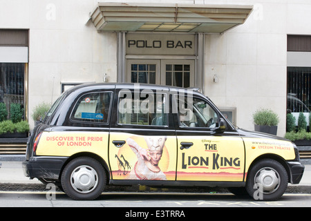 Un célèbre London black cab au Polo Bar publicité Le Roi Lion Banque D'Images