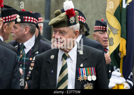 Glasgow, Royaume-Uni. 29 Juin, 2014. Plus de 1200, y compris le personnel de service passé, a pris sa retraite et d'anciens combattants ont participé au défilé annuel de Glasgow et la célébration de la Journée des Forces armées à travers le centre ville et enfin réuni à George Square. Le défilé a été mené par l'orchestre de la Marine royale et a été acclamé par de nombreux sympathisants tout au long de la route. Credit : Findlay/Alamy Live News Banque D'Images